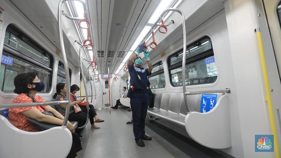 LRT Jakarta lakukan Upaya Pencegahan Virus Corona COVID-19. (CNBC Indonesia/Andrean Kristianto)
