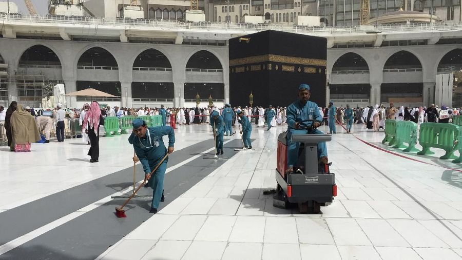 Para pekerja membersihkan Masjidil Haram di kota suci Muslim Mekah. (AP/Amr Nabil)