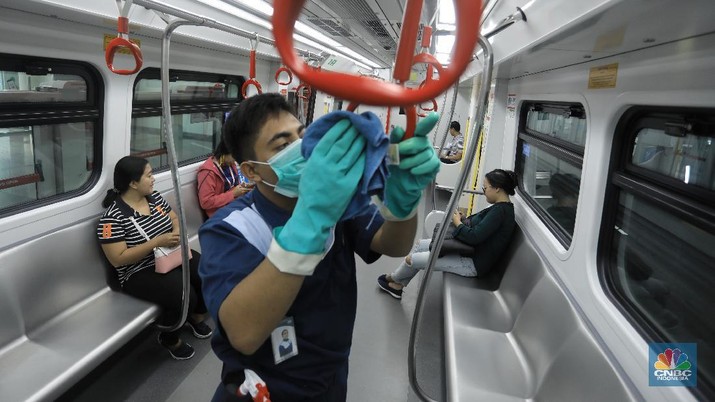 LRT Jakarta lakukan Upaya Pencegahan Virus Corona COVID-19. (CNBC Indonesia/Andrean Kristianto) LRT Jakarta lakukan Upaya Pencegahan Virus Corona COVID-19. (CNBC Indonesia/Andrean Kristianto)