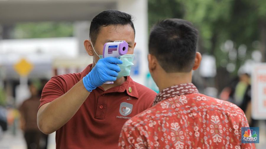 Komplek Istana Presiden Perketat Pemerikasaa Suhu Tubuh Terkait Virus Corona. (CNBC Indonesia/Andrean Kristianto)