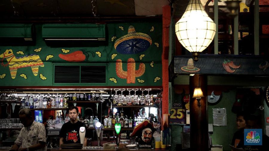 Petugas kesehatan mengunjungi Cafe Amigos Kemang yang sebelumnya digunakan untuk berdansa oleh seorang yang positif virus corona.