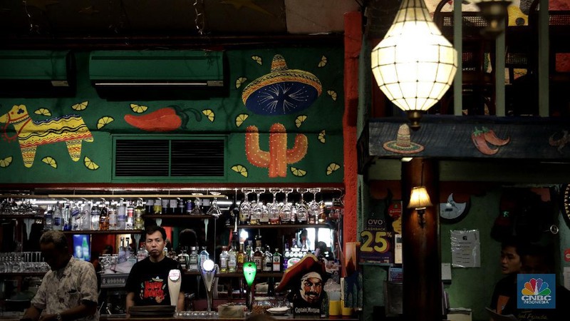 Petugas kesehatan mengunjungi Cafe Amigos Kemang yang sebelumnya digunakan untuk berdansa oleh seorang yang positif virus corona.