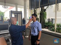 Tamu Hingga Menteri di Istana Dicek Suhu Tubuhnya, Jokowi?