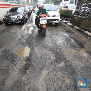 Bikin Macet & Bahaya, Begini Kerusakan Jalan HR Rasuna Said