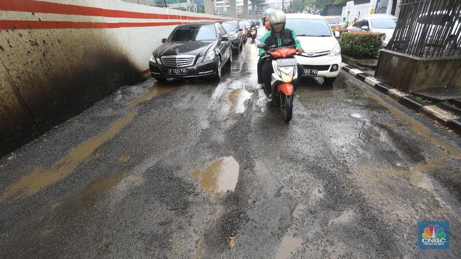 Kerusakan Jalan HR Rasuna Said membuat pengendari harus ekstra hati-hati melintasi daerah tersebut.