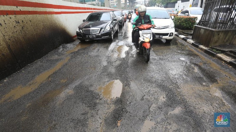 Kerusakan Jalan HR Rasuna Said membuat pengendari harus ekstra hati-hati melintasi daerah tersebut.