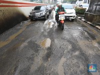 Bikin Macet & Bahaya, Begini Kerusakan Jalan HR Rasuna Said