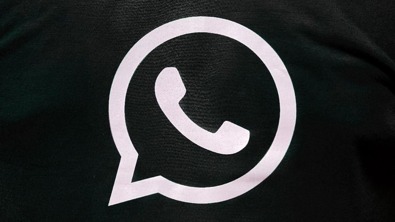 WhatsApp dark mode secara resmi dirilis hari ini (4/3/2020). Pengguna Android dan iPhone sudah bisa menikmati. Bila belum ada baiknya lihat deretan foto ini.