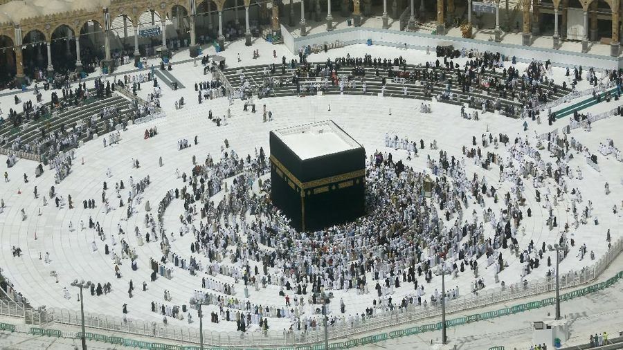 Mekkah, Arab Saudi, kini sepi pengunjung karena penyebaran virus corona. Berikut rangkuman berita fotonya.