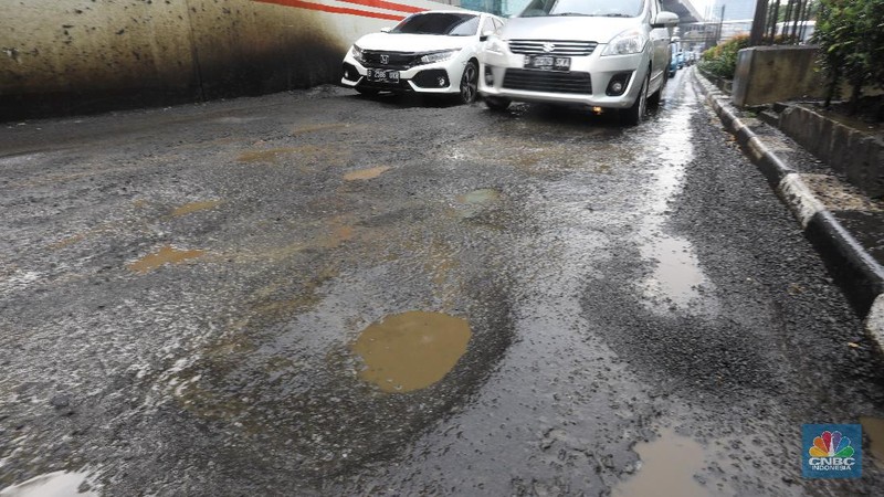 Kerusakan Jalan HR Rasuna Said membuat pengendari harus ekstra hati-hati melintasi daerah tersebut.