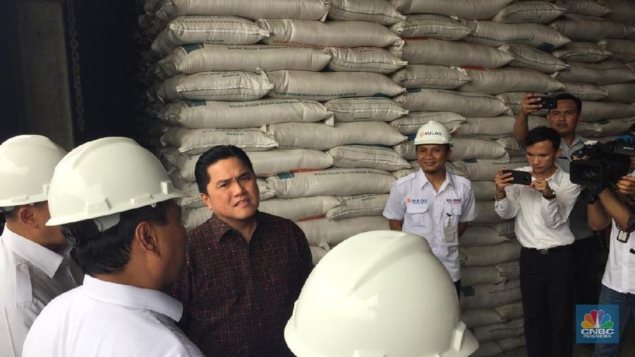 Menteri BUMN Erick Thohir bersama Dirut Bulog Budi Waseso bertemu di Gudang Bulog Kelapa Gading.