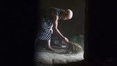 Untuk mengatasi masalah itu, mulai September lalu 5.000 alarm dibagikan kepada orang albino. Alat ini bekerja ketika pin ditarik dan mengeluarkan bunyi hingga menarik perhatian orang. (AP Photo/Thoko Chikondi)