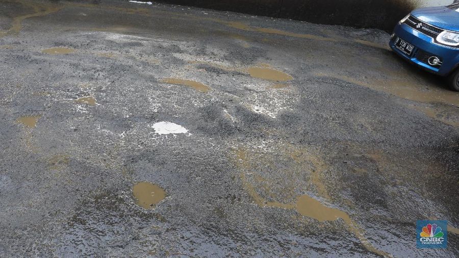 Kerusakan Jalan HR Rasuna Said membuat pengendari harus ekstra hati-hati melintasi daerah tersebut.