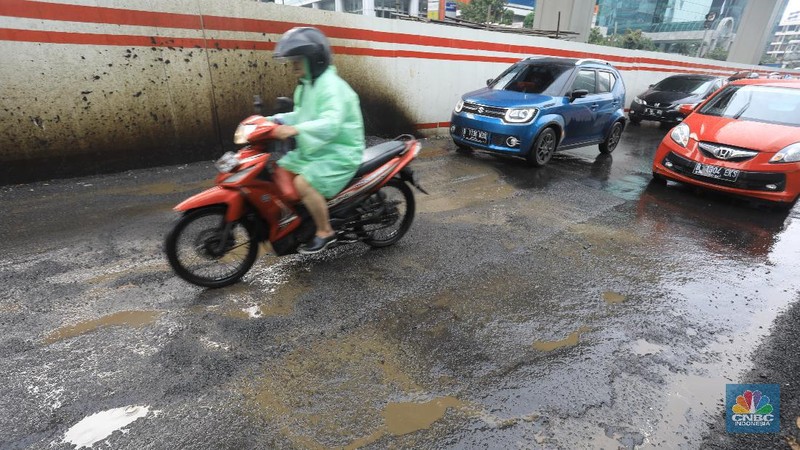 Kerusakan Jalan HR Rasuna Said membuat pengendari harus ekstra hati-hati melintasi daerah tersebut.