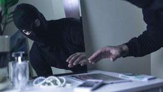 Bermodal Kail, Pencuri Gasak Kalung Versace di Australia
