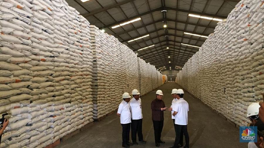 Beberapa kebutuhan yang dipastikan stoknya tetap aman adalah beras, minyak goreng, gula dan tepung terigu.