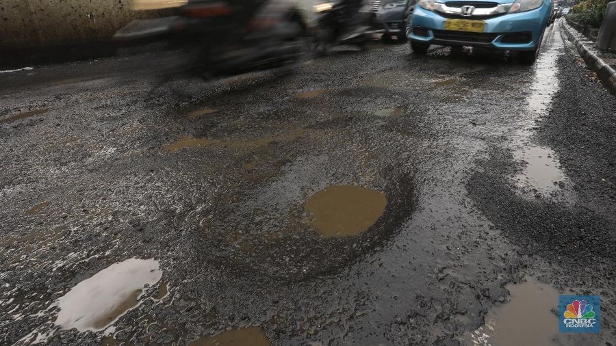 Kerusakan Jalan HR Rasuna Said membuat pengendari harus ekstra hati-hati melintasi daerah tersebut.