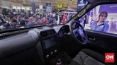 Kemudinya menggunakan teknologi electric power steering. Fitur yang ada di kabin yaitu head unit 8 inci, AC, ABS/EBD, sensor parkir, kamera parkir, dan child lock. (CNN Indonesia/Adhi Wicaksono)