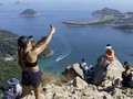 FOTO: Mendaki Bukit, Mengusir Galau Corona