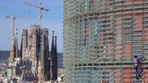 Spiderman’ asal Prancis, Alain Robert kembali beraksi dengan memanjat gedung Agbar Tower di Barcelona, Spanyol dalam waktu 20 menit pada Rabu (4/3). (AP Photo/Joan Mateu)