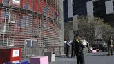 Yang membedakan, kali ini Robert melakukan aksinya sebagai bentuk dukungan untuk memerangi virus corona yang telah menyebar ke 77 negara di seluruh dunia. (Photo by LLUIS GENE / AFP)