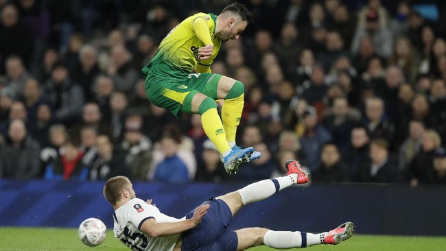 Tapi, skuat arahan Jose Mourinho tak mampu mempertahankan keunggulan di babak kedua dan Norwich mampu menyamakan kedudukan melalui Josip Drmic di menit ke-78. (AP Photo/Kirsty Wigglesworth)