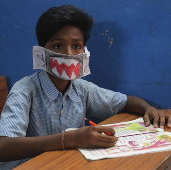 Saat Siswa India Buat Masker untuk Lindungi Diri dari Corona