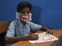 Saat Siswa India Buat Masker untuk Lindungi Diri dari Corona