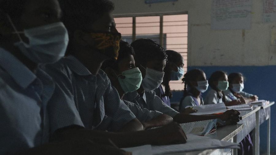 Sejumlah anak memakai masker bauatannya sendiri dari ketras. AP/Mahesh Kumar A