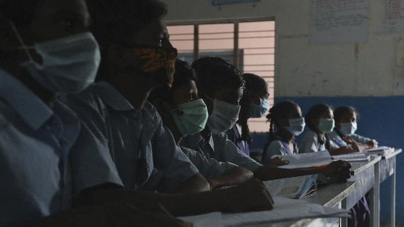 Virus corona membuat warga dunia gunakan masker untuk cegah penyebaran COVID-19. Siswa di India pun tak ketinggalan pakai masker buatan sendiri saat bersekolah