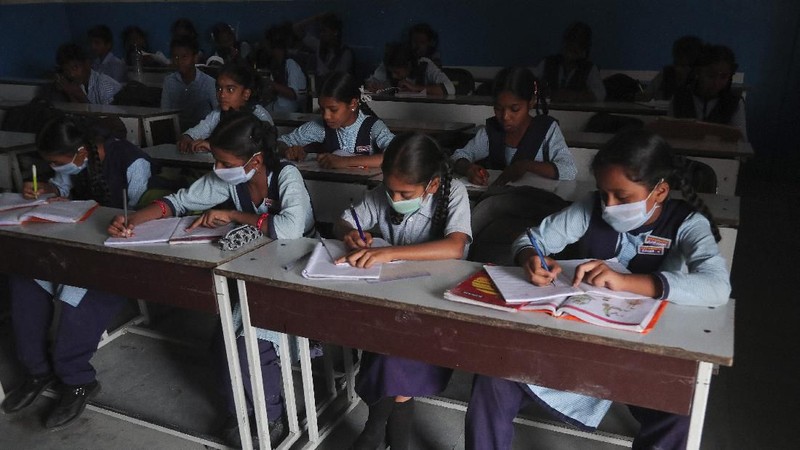 Virus corona membuat warga dunia gunakan masker untuk cegah penyebaran COVID-19. Siswa di India pun tak ketinggalan pakai masker buatan sendiri saat bersekolah