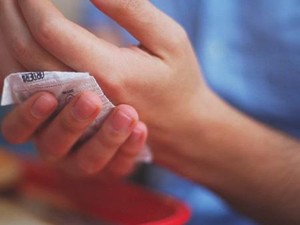Apakah Struk ATM yang Dibuang Sembarangan Bisa Disalahgunakan?