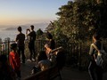 Mendaki, Cara Warga Hong Kong 'Usir' Virus Corona
