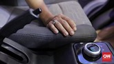 Pengaturan berkendara ditempatkan di konsol tengah sehingga mudah dijangkau pengemudi. Ada tiga mode, R (reverse/mundur), D (drive), E (Eco/untuk berkendara hemat listrik). (CNN Indonesia/Adhi Wicaksono)