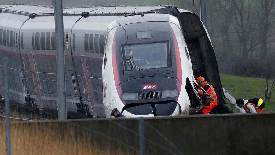 Kereta berkecepatan tinggi tergelincir di Prancis timur dan membuat 21 orang terluka