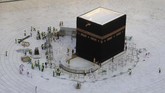 Tak tampak kepadatan jemaah yang melakukan tawaf (mengelilingi Kabah) pada Kamis (5/2) kemarin. Jemaah umrah melakukan tawaf dari lantai bagian atas Masjidil Haram. (ABDEL GHANI BASHIR / AFP)