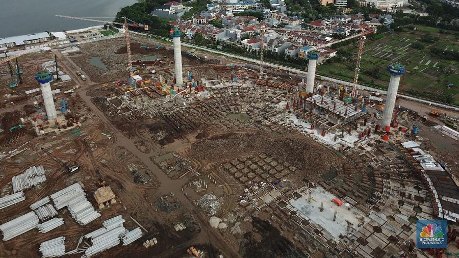 Melihat proyek pembangunan Jakarta International Stadium (JIS) atau Stadion Bersih, Manusiawi, dan Wibawa (BMW) di kawasan Papanggo, Tanjung Priok.