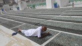 Jemaah dilarang duduk-duduk (i’tikaf), termasuk membawa makanan dan minuman. Ibadah salat hanya boleh di dalam masjid. (AP Photo/Amr Nabil)