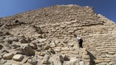 Pemerintah Mesir pekan ini membuka kembali Piramida Djoser, salah satu yang paling awal dibangun dalam sejarah kuno negara itu, setelah bertahun-tahun direnovasi. (Mohamed el-Shahed / AFP)