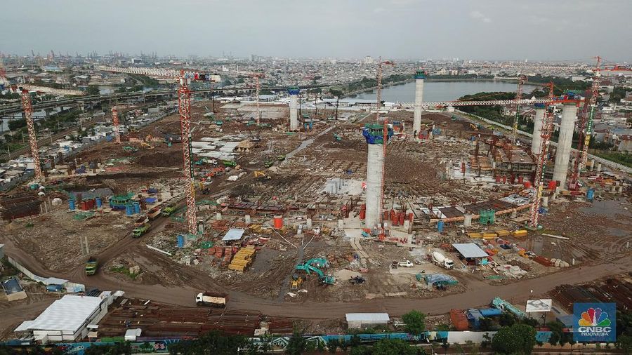 Melihat proyek pembangunan Jakarta International Stadium (JIS) atau Stadion Bersih, Manusiawi, dan Wibawa (BMW) di kawasan Papanggo, Tanjung Priok.