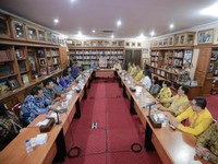 SBY, Airlangga, & Diplomasi Batik Biru Kuning di Cikeas