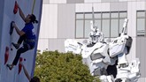 Staf Olimpiade Tokyo 2020 memanjat dinding untuk menjajal venue cabang Speed Climbing di Aomi Urban Sports Park, Jumat (6/3). Virus corona membuat persiapan Olimpiade 2020 terganggu. (AP Photo/Eugene Hoshiko)