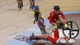 Atlet China Wang Xiaofei menabrak atlet Polandia Daria Pikulik pada Kejuaraan Dunia Sepeda UCI nomor 30 kilometer di Berlin. (Odd ANDERSEN / AFP)