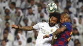 Gelandang Barcelona Arturo Vidal (kanan) beradu kepala dalam duel udara melawan bek Real Madrid Marcelo pada laga El Clasico, 1 Maret 2020. (GABRIEL BOUYS / AFP)
