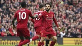 Penyerang Liverpool Mohamed Salah merayakan gol dengan Sadio Mane setelah kolaborasi kedua pemain membuahkan gol pertama. (AP Photo/Jon Super)