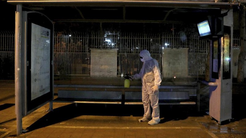 Garda Revolusi Iran sekarang menyemprot jalan-jalan dan rumah sakit dengan disinfektan karena Republik Islam menghadapi salah satu wabah virus corona