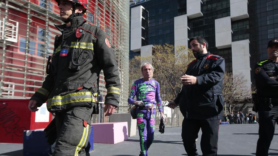 Robert sang 'spiderman' mengatakan aksinya ini untuk mengkampanyekan melawan ketakutan publik yang lebih cepat menular dibandingkan virus corona itu sendiri.