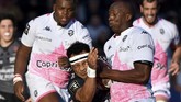 Pemain Toulon asal Tonga Sonatane Takulua (tengah) ditabrak pemain Stade Francais Sekou Macalou pada pertandingan rugbi French Top 14 di Toulon, 1 Maret 2020. (GERARD JULIEN / AFP)
