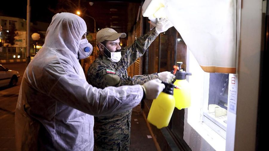 Garda Revolusi Iran sekarang menyemprot jalan-jalan dan rumah sakit dengan disinfektan karena Republik Islam menghadapi salah satu wabah virus corona