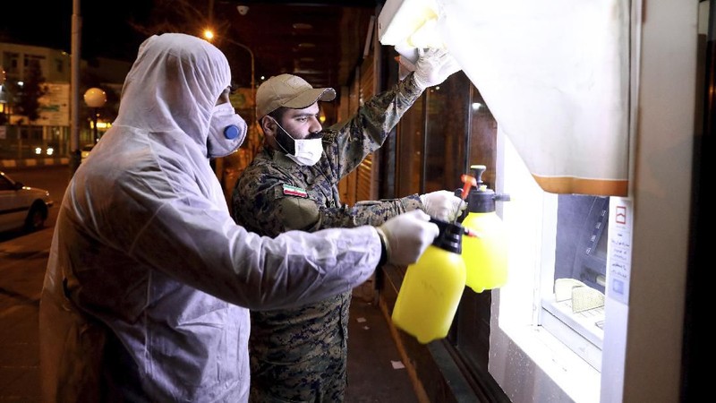 Garda Revolusi Iran sekarang menyemprot jalan-jalan dan rumah sakit dengan disinfektan karena Republik Islam menghadapi salah satu wabah virus corona